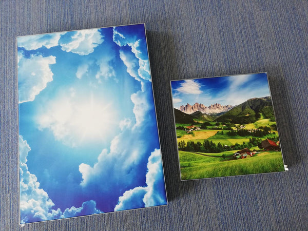 Originalfoto: rechteckiger und quadratischer Textil-Leuchtrahmen mit Himmel- und Bergmotiv.