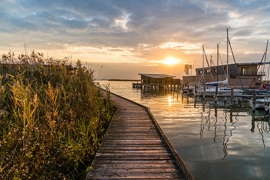 Birgit Machtinger - Steg und Segelboote in Mörbisch mit Sonnenuntergang